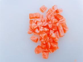 再把剩下的三文鱼切成小颗粒