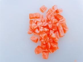 再把剩下的三文鱼切成小颗粒