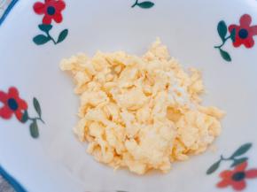 鸡蛋打散后，倒入油锅里划散定型后盛出备用