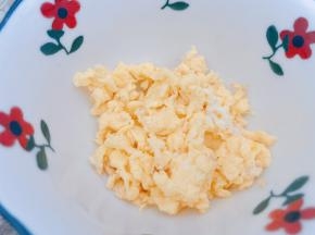 鸡蛋打散后，倒入油锅里划散定型后盛出备用