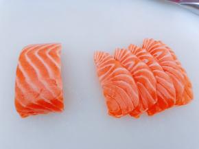 挪威三文鱼取一半至于薄切还是厚切，看个人喜欢的口感吧（一定要用切熟食的专用菜板和菜刀哦）