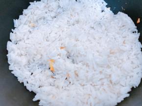 锅里再加入少许植物油，加入剩米饭炒散