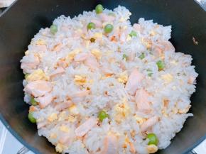 翻炒均匀即可出锅，孩子的三文鱼炒饭完成