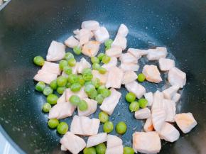 加入甜青豆一起翻炒断生后盛出