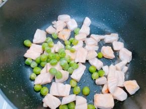 加入甜青豆一起翻炒断生后盛出