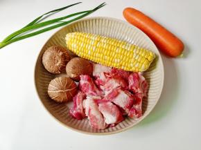 准备好排骨，玉米，香菇，胡萝卜。