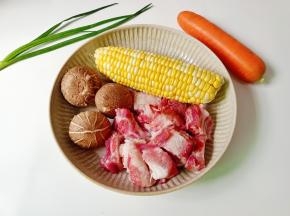 准备好排骨，玉米，香菇，胡萝卜。