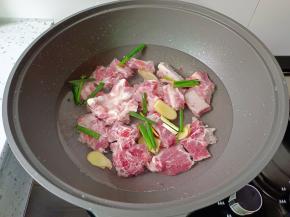 排骨冷水下锅，加葱姜，料酒