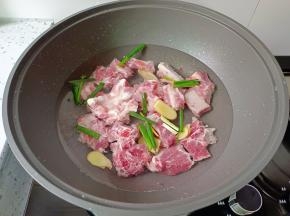 排骨冷水下锅，加葱姜，料酒