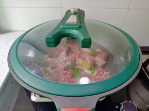 盖上盖子，开大火焯水