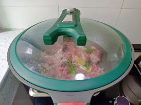 盖上盖子，开大火焯水