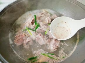 锅里水开撇去表面浮沫，再焯水一分钟