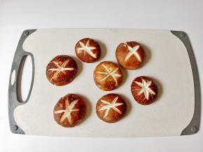 香菇洗净，切成花刀