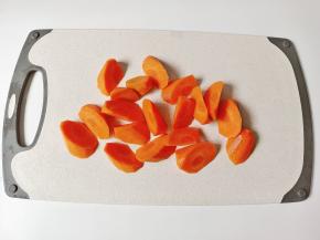 胡萝卜削皮，切成滚刀块