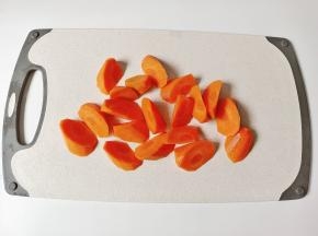 胡萝卜削皮，切成滚刀块