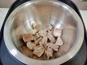 把排骨放入电饭煲里