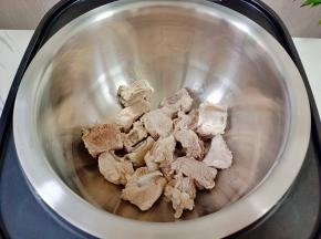 把排骨放入电饭煲里