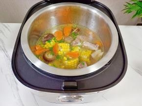 炖好的香菇玉米排骨汤，汤鲜味美