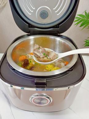 排骨软烂脱骨。