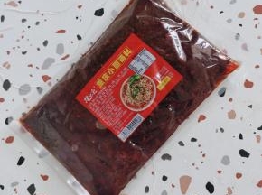 今天我们用到的是这个重庆小面调料，有了它，厨房小白也能秒变大厨！