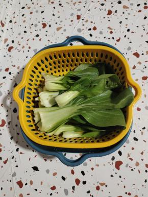 小青菜清洗干净，控干水分备用！