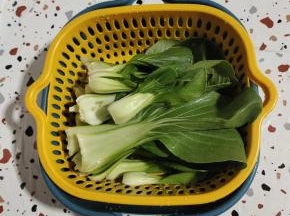 小青菜清洗干净，控干水分备用！