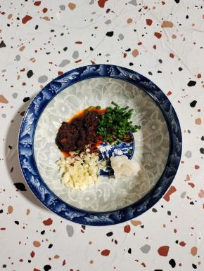 碗中放入葱花，蒜末，猪油，重庆小面调料！