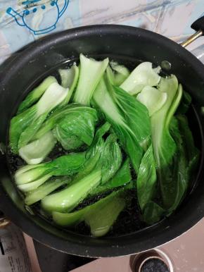 水开，放入一勺盐，少许油，放入小青菜焯水30秒！