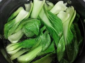 水开，放入一勺盐，少许油，放入小青菜焯水30秒！