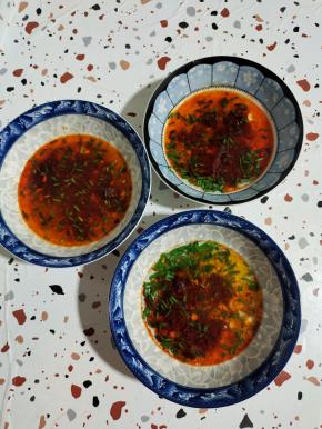 再放入适量的开水，把猪油化开！