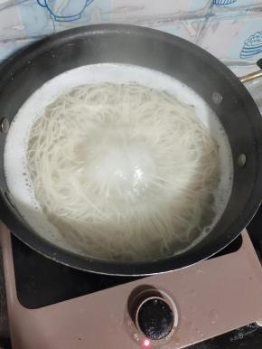 水开，下入面条煮熟！(最好买新鲜的碱面做，味道更好，今天楼下压面店卖完了，没买到，就用挂面代替了！)
