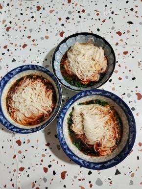 把煮熟的面条捞起来，放进碗中！