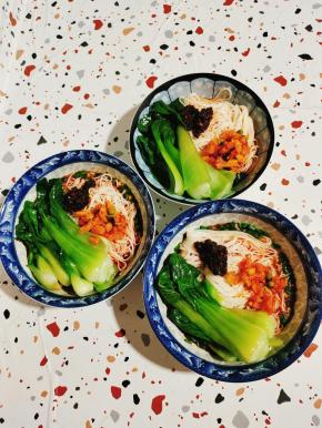 放入小青菜，一勺重庆小面调料，萝卜小咸菜！