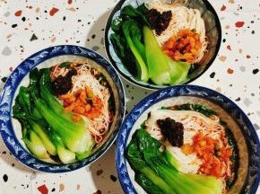放入小青菜，一勺重庆小面调料，萝卜小咸菜！