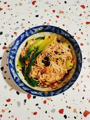 翻拌均匀即可食用！可以根据自己的喜好，适当调整重庆小面调料的用量，喜欢味重的就多放一些，喜欢味道淡一点的，就少放一些！