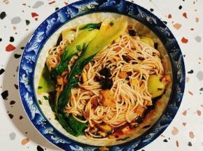 翻拌均匀即可食用！可以根据自己的喜好，适当调整重庆小面调料的用量，喜欢味重的就多放一些，喜欢味道淡一点的，就少放一些！