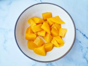 南瓜去皮切块蒸熟。