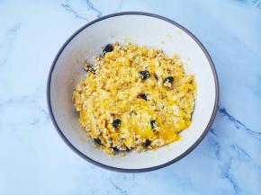 搅拌均匀，揉成大小均匀的的小圆饼。