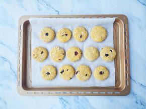 放入铺好油纸的烤盘，