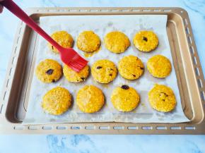 取出刷一层蛋黄液，