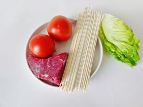 准备好牛肉，番茄，挂面，生菜