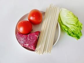 准备好牛肉，番茄，挂面，生菜