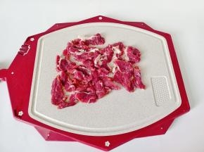 牛肉横着切，切成大片