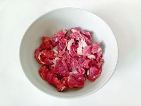 把牛肉放在碗里