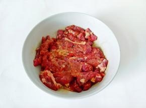 搅拌均匀，腌制十分钟。