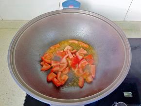 热锅热油下番茄炒出汤汁。