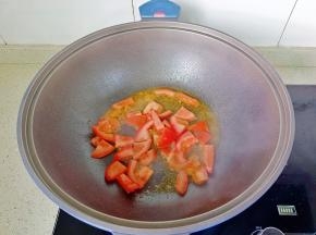 热锅热油下番茄炒出汤汁。