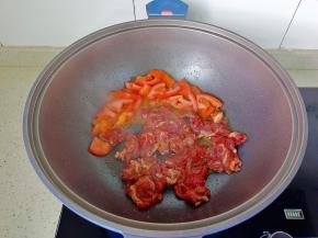 加入牛肉片翻炒