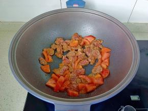 翻炒到牛肉片变色