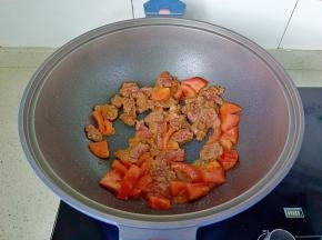 翻炒到牛肉片变色